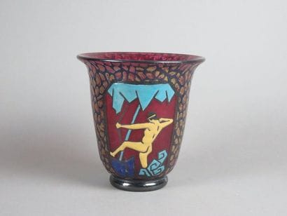 Marcel GOUPY (1886-1954) Vase en verre rouge...