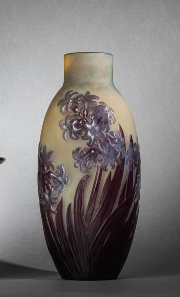 Emile GALLÉ Vase légèrement pansu à col resserré...