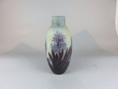 Emile GALLÉ Vase légèrement pansu à col resserré...