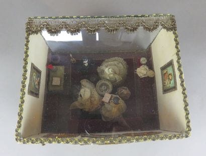 Petite vitrine avec poupées de mode pour...