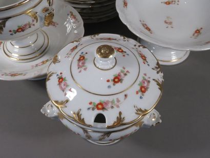 Service à gâteaux en porcelaine à décor polychrome...