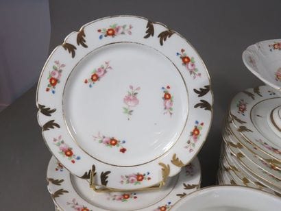 Service à gâteaux en porcelaine à décor polychrome...