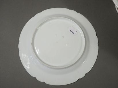 Service à gâteaux en porcelaine à décor polychrome...