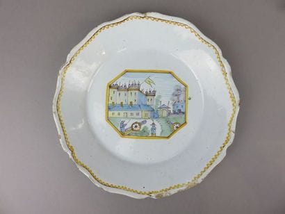 NEVERS Assiette en faïence à décor de la...