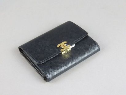 CHANEL Black leather card holder With its...