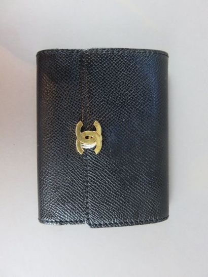 CHANEL Black leather card holder With its...