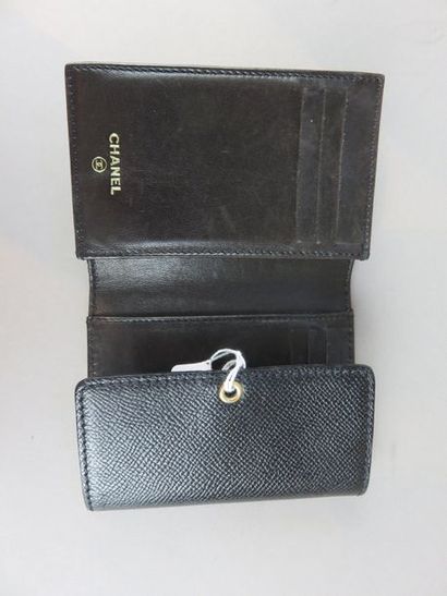 CHANEL Black leather card holder With its...
