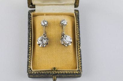 Paire de boucles d'oreilles en or gris et...