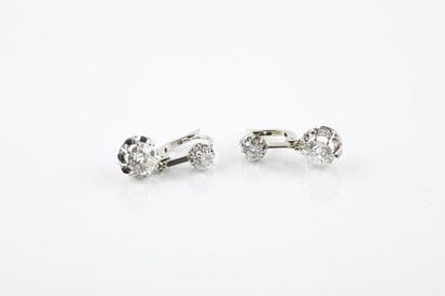 Paire de boucles d'oreilles en or gris et...