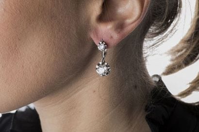 Paire de boucles d'oreilles en or gris et...
