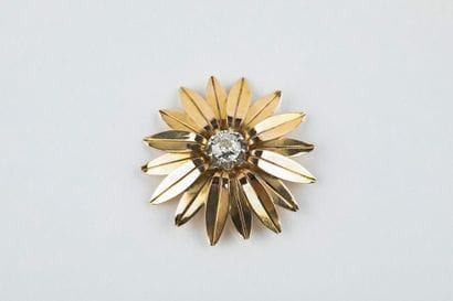 Pendentif floral en or jaune et platine retenant...