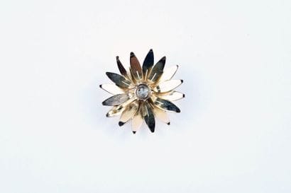 Pendentif floral en or jaune et platine retenant...