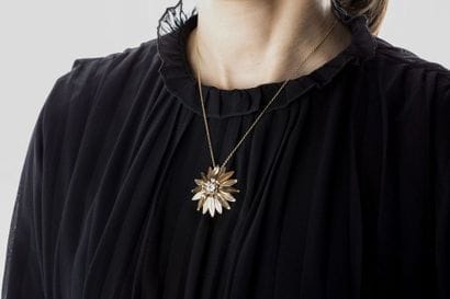 Pendentif floral en or jaune et platine retenant...