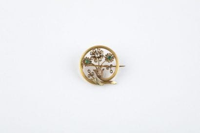 Broche ancienne en or jaune et vert, de forme...