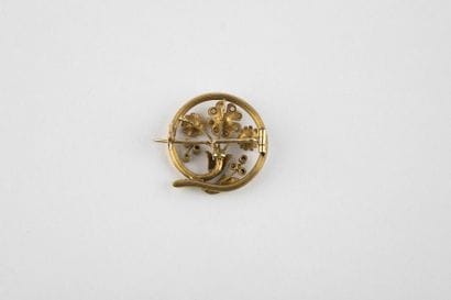 Broche ancienne en or jaune et vert, de forme...