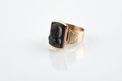 Chevalière en or rose, camée agate noire...