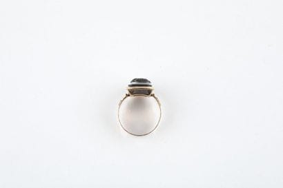 Chevalière en or rose, camée agate noire...
