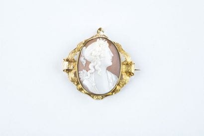 Broche camée au profil de femme, à décor...