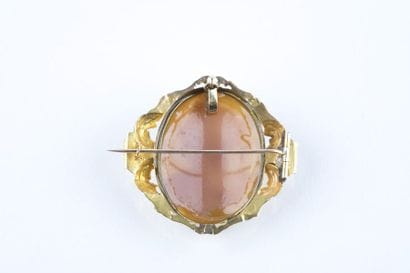 Broche camée au profil de femme, à décor...