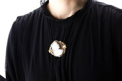 Broche camée au profil de femme, à décor...