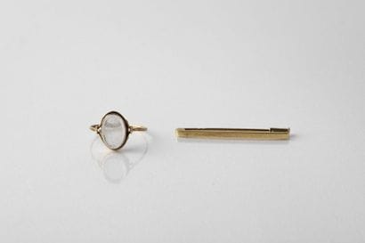 Bague en or jaune porte cheveux entre deux...