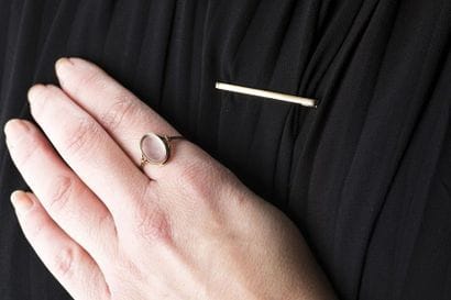 Bague en or jaune porte cheveux entre deux...