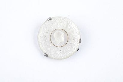 Broche argent ornée d'une plaque de nacre,...