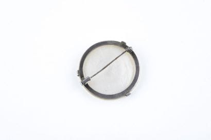 Broche argent ornée d'une plaque de nacre,...