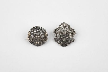 Deux broches en argent et or rose à décor...