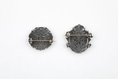 Deux broches en argent et or rose à décor...