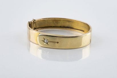 Bracelet boucle en or jaune ponctué d'un...