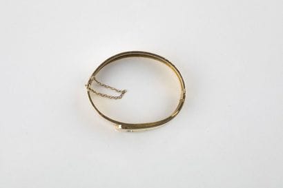 Bracelet boucle en or jaune ponctué d'un...