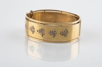 Bracelet jonc ouvrant en or, au décor de...