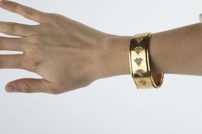 Bracelet jonc ouvrant en or, au décor de...