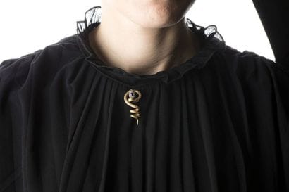 Broche en or jaune représentant un serpent,...