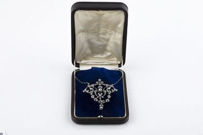 Broche pendentif en or gris au décor de fleurs...