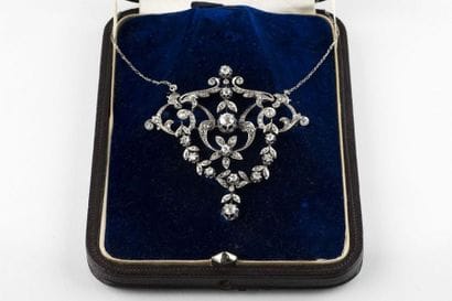 Broche pendentif en or gris au décor de fleurs...