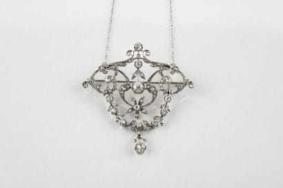 Broche pendentif en or gris au décor de fleurs...