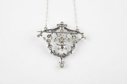 Broche pendentif en or gris au décor de fleurs...