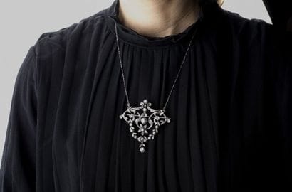 Broche pendentif en or gris au décor de fleurs...