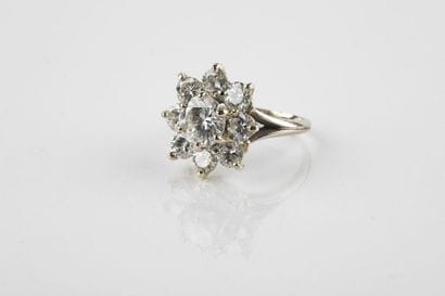 Bague marguerite en or et platine ornée au...