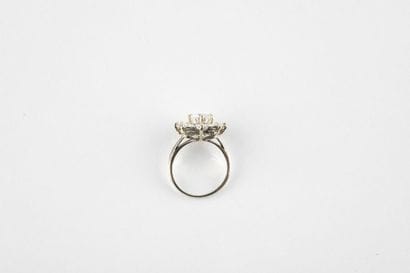 Bague marguerite en or et platine ornée au...