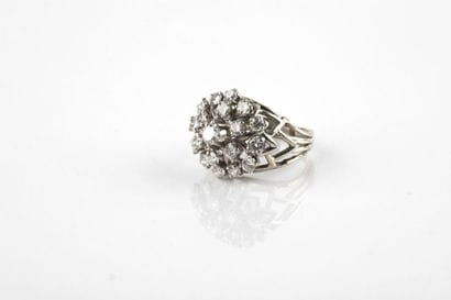 Bague en or gris et platine, forme dôme,...