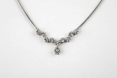 Collier en or gris retenant au centre une...