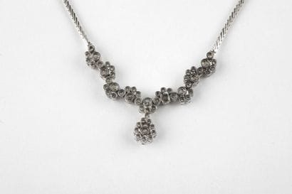 Collier en or gris retenant au centre une...