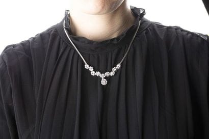 Collier en or gris retenant au centre une...