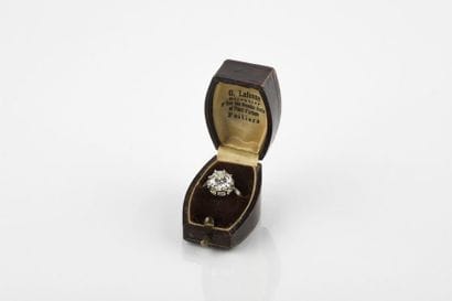 Bague solitaire en or gris ornée d'un diamant...
