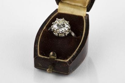 Bague solitaire en or gris ornée d'un diamant...