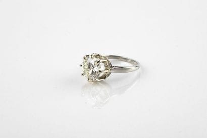 Bague solitaire en or gris ornée d'un diamant...