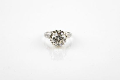 Bague solitaire en or gris ornée d'un diamant...